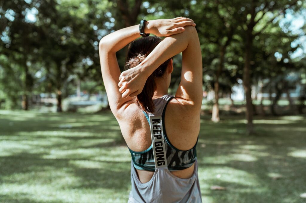 Mulher fazendo exercício no parque