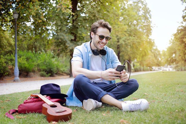 Homem no parque com fone de ouvido